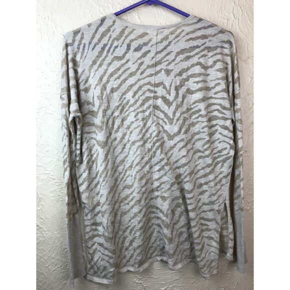 Ladies H&M Grey Lite Animal Print Jumper Sweater Shirt Knit Top Size XS - Picture 3 of 3
